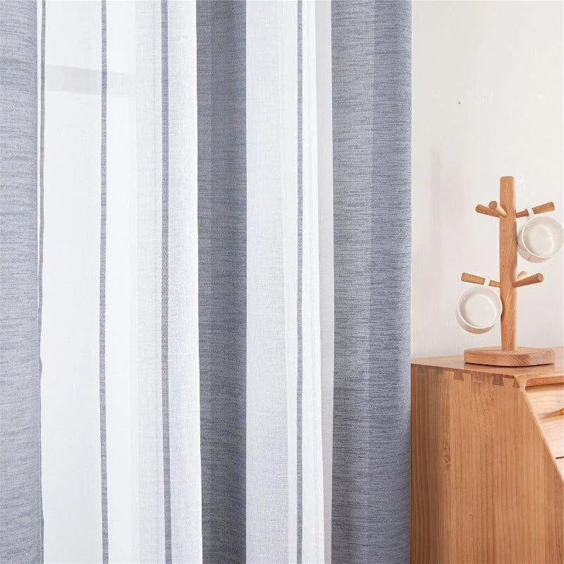 Rideau à rayures modernes gris et blanc pour salon, apportant une touche élégante et contemporaine à votre intérieur. Parfait pour optimiser la lumière naturelle tout en préservant l'intimité. Complément idéal pour une décoration épurée et moderne.
