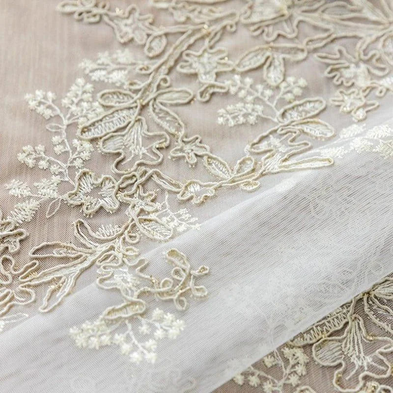 Voilage délicatement brodé avec motifs floraux élégants, idéal pour la décoration intérieure de style classique. Design raffiné et détails soignés ajoutent une touche de sophistication à n'importe quelle pièce. Parfait pour habiller les fenêtres avec élégance et légèreté.