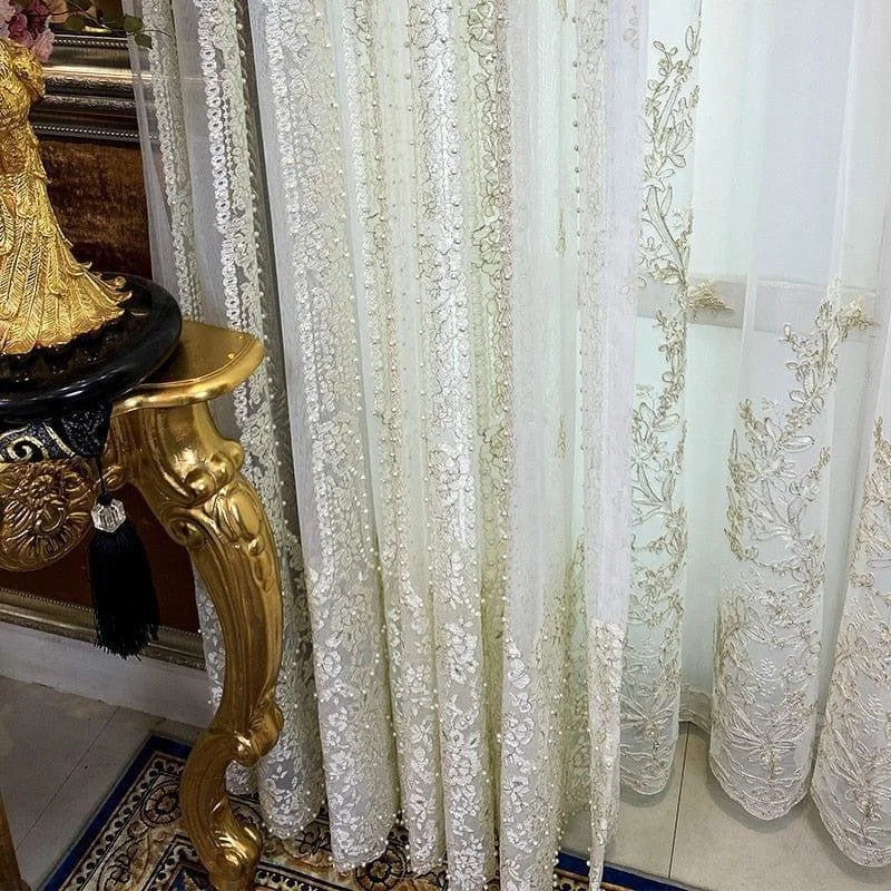 Rideaux élégants à motifs floraux dorés, parfaits pour ajouter une touche de luxe à votre intérieur. Ces rideaux décoratifs embellissent votre salon avec sophistication et raffinement. Idéal pour créer une atmosphère chaleureuse et accueillante dans n'importe quelle pièce. Accessoire de décoration incontournable pour sublimer votre décoration intérieure et apporter une ambiance prestigieuse à votre maison.