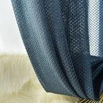Voilage bleu foncé élégant pour décoration intérieure, idéal pour ajouter une touche moderne et sophistiquée à votre salon ou chambre à coucher. Rideau léger et aéré, parfait pour laisser entrer la lumière naturelle tout en préservant l'intimité. Accessoire de maison chic pour sublimer vos fenêtres.