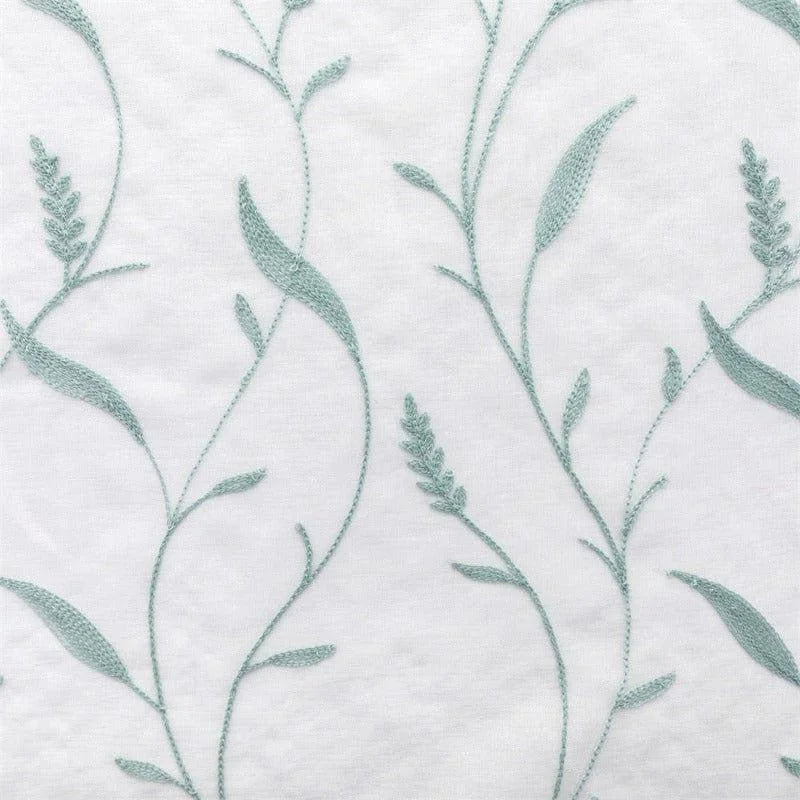 Design floral élégant sur fond blanc avec motifs de feuilles vertes délicatement brodées, idéal pour décoration intérieure ou confection textile. Styles vintage et naturel pour ambiance apaisante et moderne.