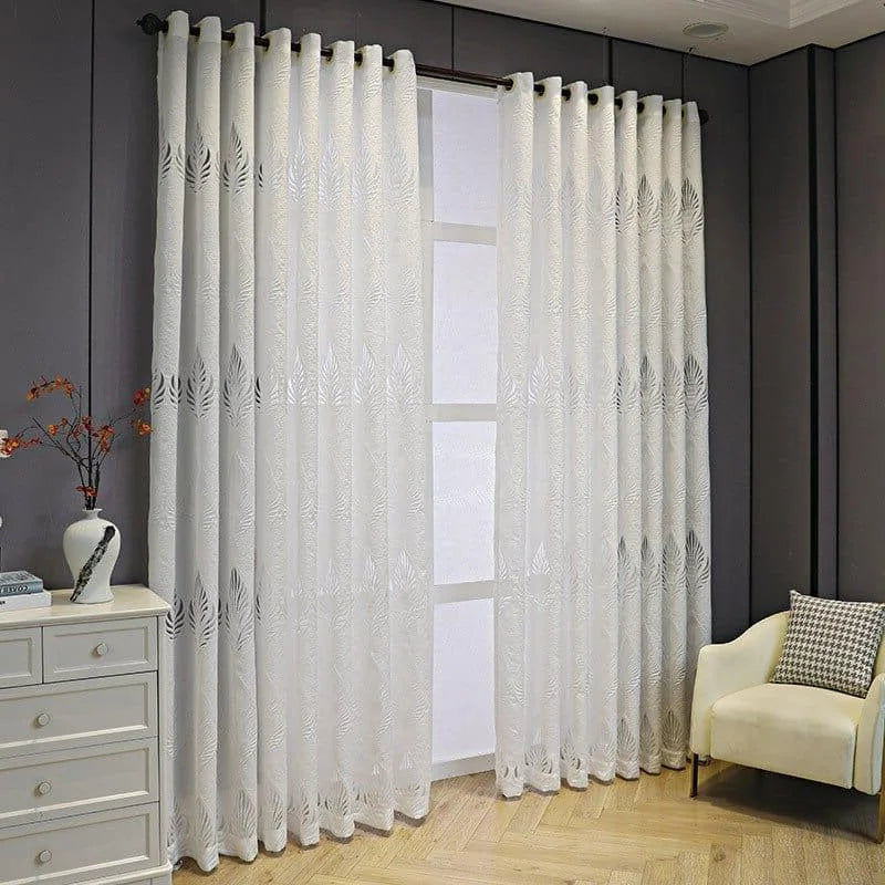 Rideaux élégants blancs avec motifs feuillagés pour salon moderne, près d'une fenêtre lumineuse. Décor parfait pour créer une ambiance chaleureuse et accueillante. Accessoire idéal pour embellir tout intérieur contemporain.