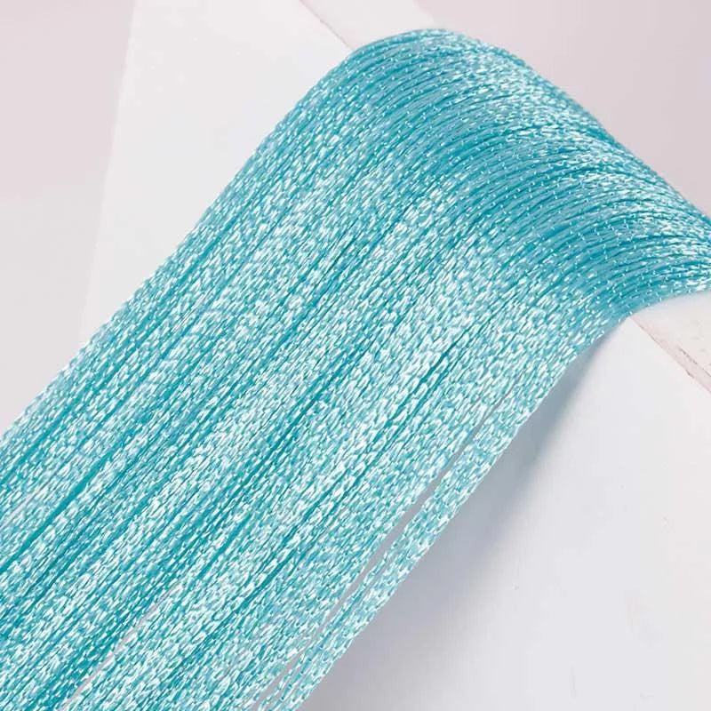 Rideau décoratif bleu clair scintillant idéal pour sublimer votre intérieur. Accessoire parfait pour ajouter une touche d'élégance à votre décoration, ce rideau offre une ambiance lumineuse et raffinée. Polyvalent, il s'adapte à tous les styles d'intérieur, qu'il soit moderne ou traditionnel. Parfait pour les événements spéciaux ou l'aménagement quotidien de votre espace.