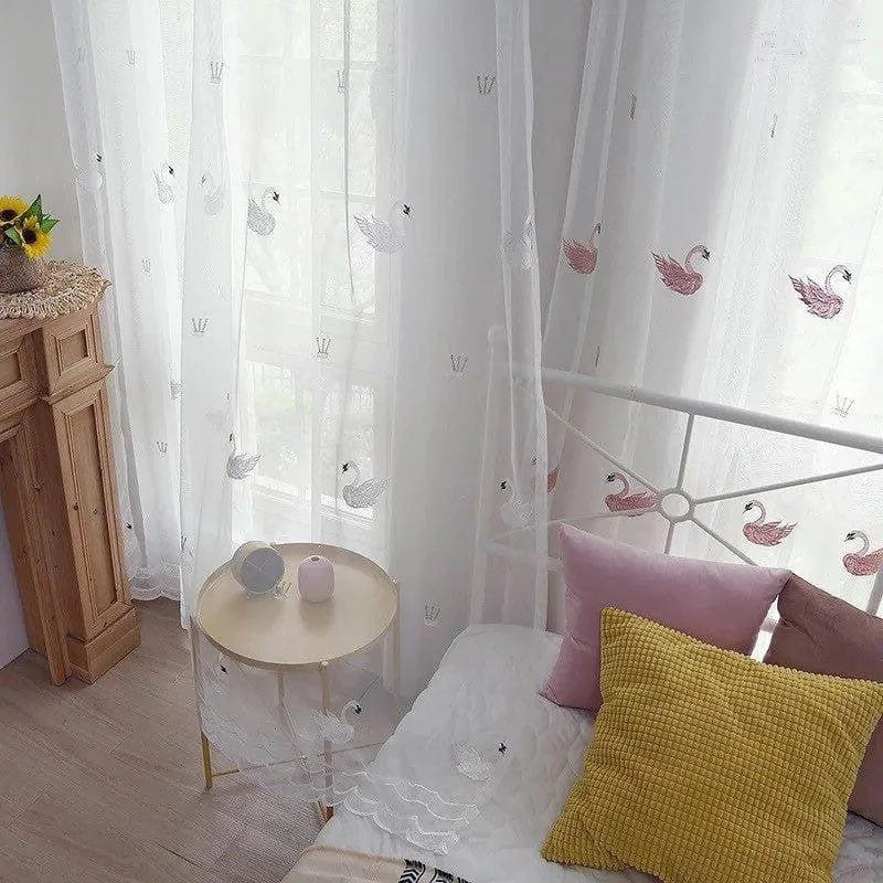 Rideaux élégants avec motifs de cygnes pour chambre à coucher moderne, offrant une ambiance douce et accueillante. Décoration parfaite pour embellir la fenêtre tout en laissant passer la lumière naturelle. Accessoires déco en harmonie, incluant un guéridon et des coussins colorés. Option idéale pour une pièce au style raffiné et apaisant.