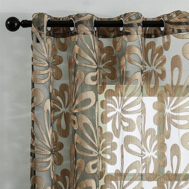 Rideau design avec motif floral beige, idéal pour apporter une touche moderne et élégante à votre intérieur. Ce rideau translucide permet de filtrer la lumière tout en conservant l'intimité de votre espace. Parfait pour salon, chambre ou toute autre pièce de la maison, il s'adapte à divers styles de décoration. Facile à installer grâce à ses œillets pratiques pour une suspension aisée sur tringle.