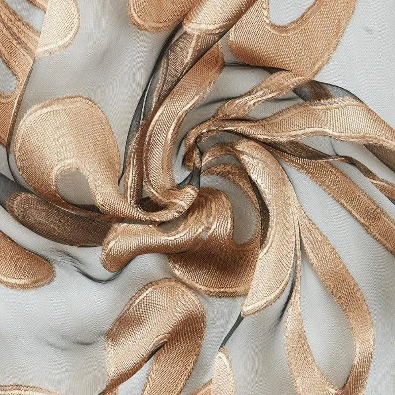 Motif fluide et ondulé marron clair sur fond transparent, idéal pour la confection de vêtements élégants et accessoires de mode raffinés. Tissu décoratif aux teintes harmonieuses, parfait pour des créations uniques.