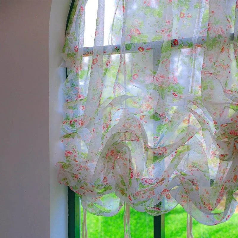 Voilage romantique à motifs floraux pour fenêtres, idéal pour ajouter une touche élégante et lumineuse à votre intérieur. Parfait pour salons, chambres ou cuisines, ce rideau filtrera doucement la lumière tout en embellissant votre espace de vie. Convient à tous les styles de décoration, du classique au moderne.