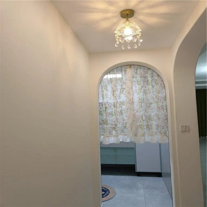 Couloir élégant avec une arche intemporelle décorée par un rideau à motifs floraux, éclairé par un lustre scintillant, ajoutant une touche de raffinement à votre intérieur. Idéal pour créer une ambiance chaleureuse et accueillante dans votre maison.