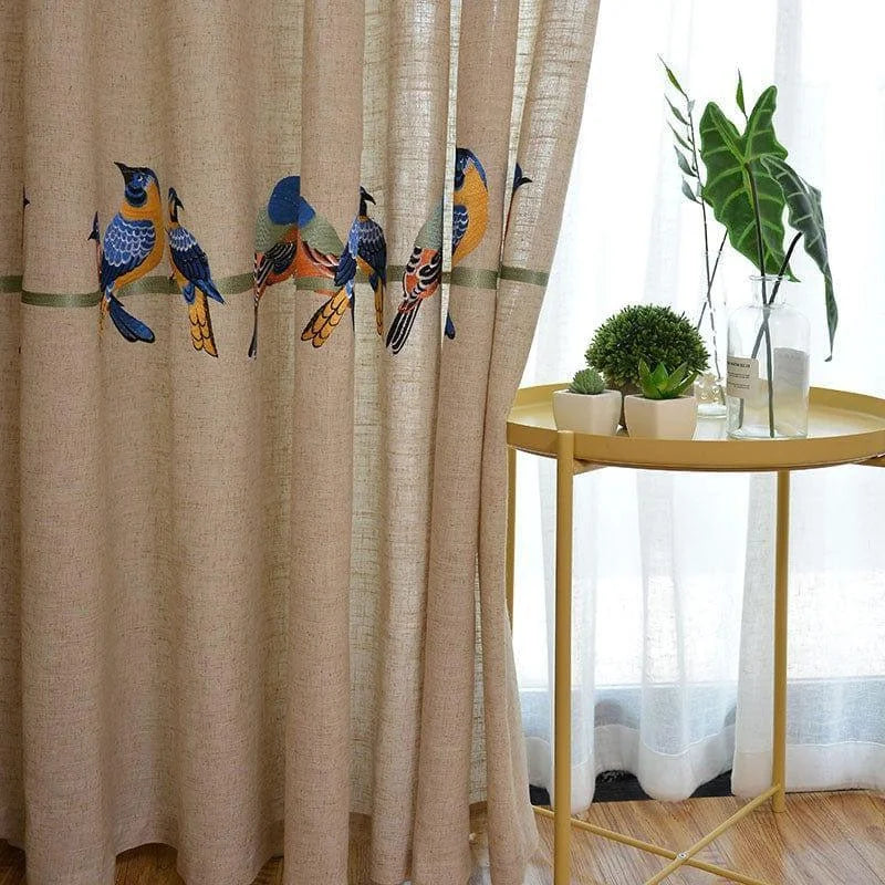Rideaux élégants ornés de motifs d'oiseaux colorés, parfaits pour apporter une touche de nature et de délicatesse à votre intérieur. Ces rideaux uniques s'intègrent harmonieusement dans votre salon ou chambre, enrichissant votre décoration avec style et originalité. Découvrez un élément décoratif idéal pour sublimer vos espaces de vie.