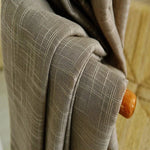 Plaid beige élégant à motif carreaux, idéal pour le salon ou la chambre, apportant une touche de confort et de modernité à votre intérieur. Ajoutez du style avec cette couverture décorative parfaite pour toutes les saisons.