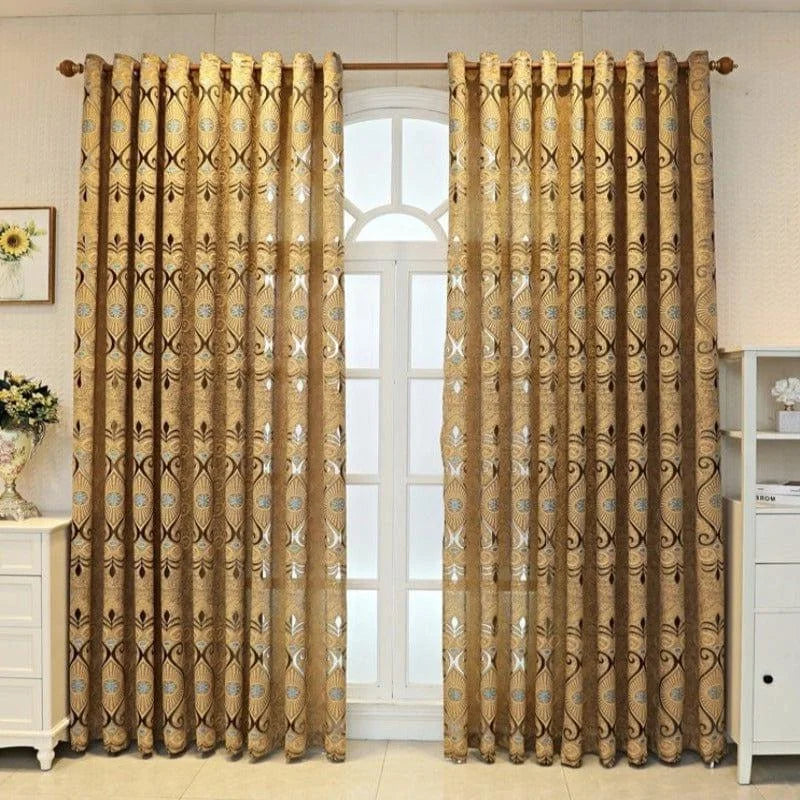 Rideaux élégants pour salon avec motifs décoratifs, suspendus dans un intérieur lumineux. Embellissez votre espace grâce à ces rideaux design chic, parfaits pour ajouter une touche chaleureuse et sophistiquée à votre maison. Accessoire idéal pour personnaliser votre décoration d'intérieur, ces rideaux offrent une combinaison de style et de fonctionnalité, permettant de moduler la lumière tout en décorant vos fenêtres avec goût.