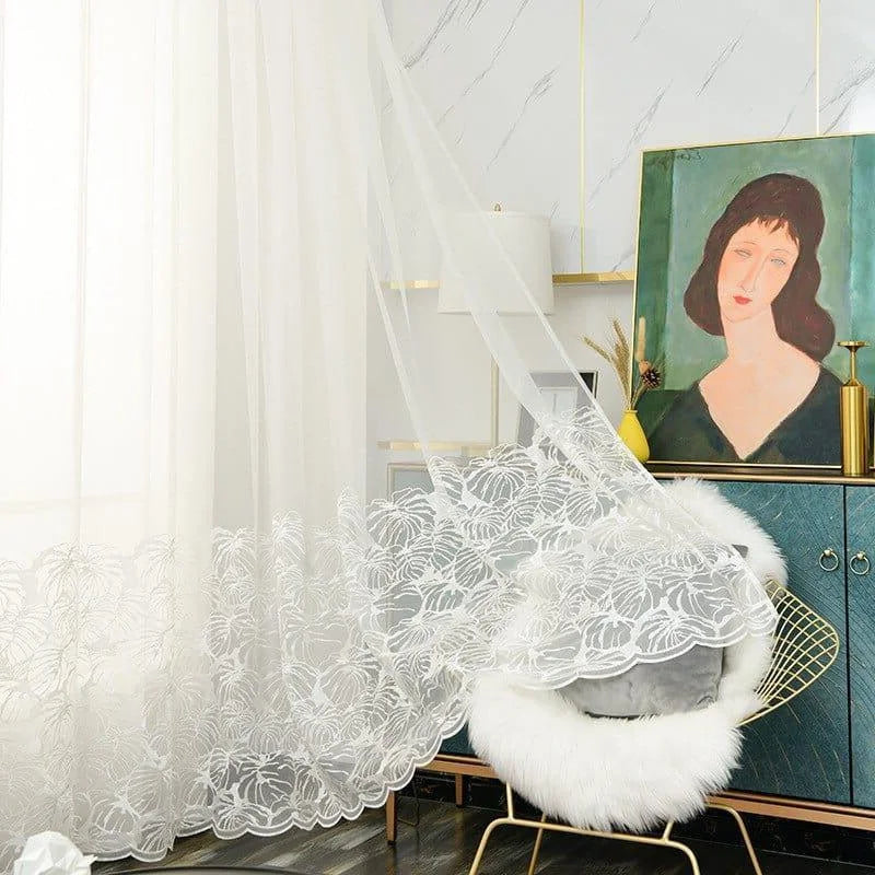 Voilage élégant avec motifs floraux pour décoration intérieure moderne. Idéal pour ajouter une touche de sophistication à votre salon ou chambre à coucher. Ce rideau translucide accentue la luminosité de la pièce tout en assurant l'intimité. Accessoire déco parfait pour un style contemporain et raffiné.