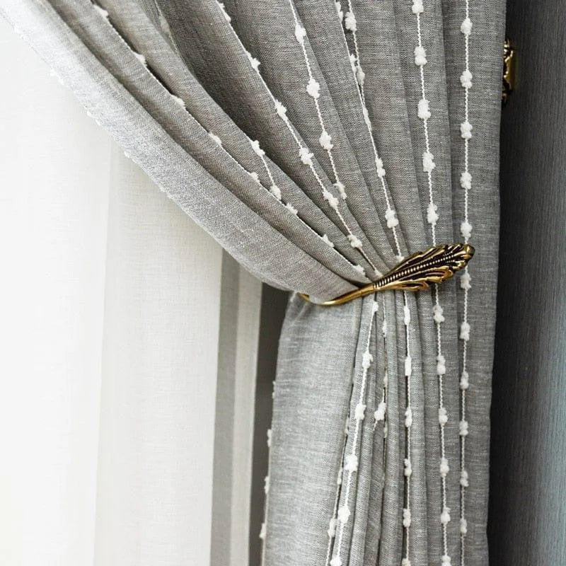 Rideau élégant gris avec motifs à rayures en relief, fixation en métal doré ornementale, design moderne pour une décoration intérieure sophistiquée. Idéal pour embellir votre salon ou chambre avec une touche contemporaine et chic.