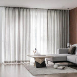Rideaux élégants pour salon moderne, ajoutant une touche sophistiquée à la décoration intérieure. Design contemporain, convient parfaitement aux espaces lumineux. Idéal pour filtrer la lumière tout en préservant l'intimité. Embellissez votre intérieur avec ces rideaux stylés et tendance.