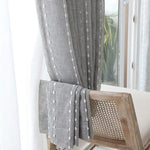 Rideau gris avec motifs linéaires, élégant et moderne, parfait pour la décoration intérieure. Idéal pour apporter une touche contemporaine à votre salon ou chambre à coucher, tout en filtrant délicatement la lumière naturelle. Complément esthétique pour un environnement apaisant et stylisé.