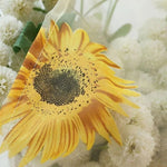 Image d'un superbe autocollant en forme de tournesol, parfait pour apporter une touche estivale et ensoleillée à vos décorations ou projets de bricolage. Cet accessoire vibrant se marie bien avec un bouquet de fleurs fraîches ou séchées, ajoutant une note artistique et colorée à votre espace intérieur. Idéal pour personnaliser vos carnets, albums photo ou toute autre création unique.