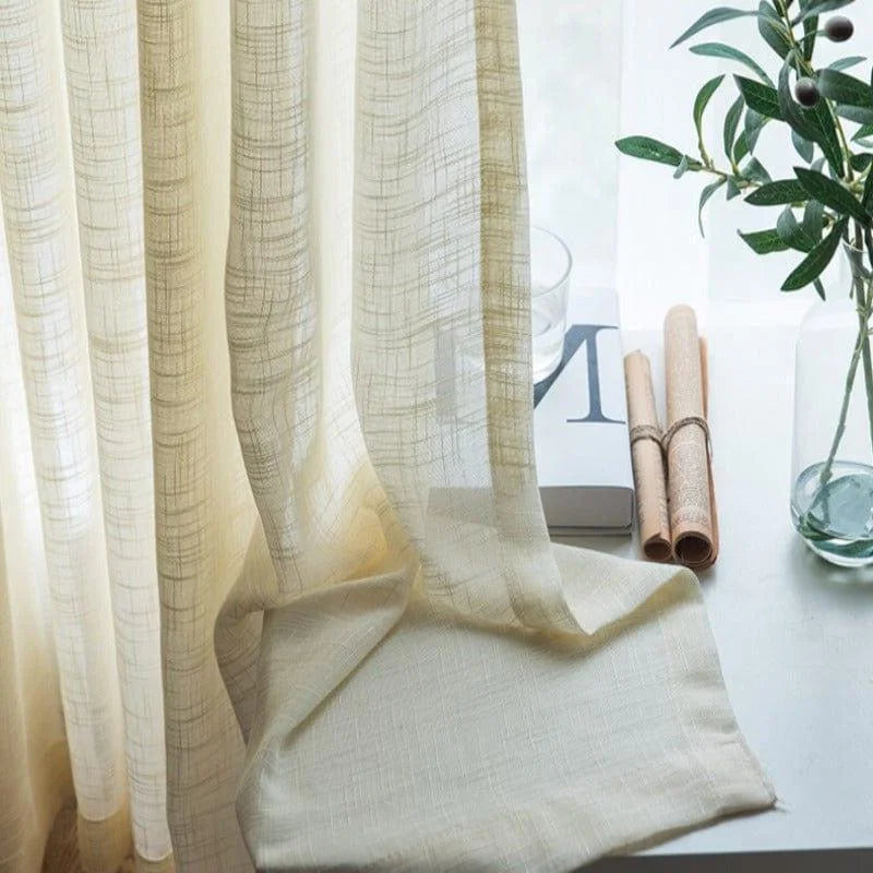 Voilage beige élégant pour une ambiance apaisante, idéal pour filtrer la lumière et décorer votre salon ou chambre. Accessoire de maison chic, apportant une touche raffinée et douce à votre intérieur. Parfait pour une décoration minimaliste et moderne.
