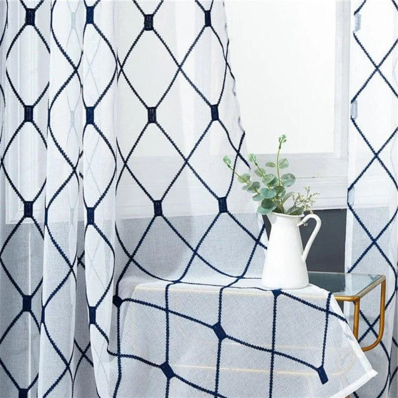 Rideau élégant avec motif géométrique, idéal pour ajouter une touche moderne à votre intérieur. Parfait pour illuminer votre salon tout en préservant l'intimité. Adapté pour une déco chic et épurée, il s'harmonise facilement avec divers styles de mobilier. Transformez votre espace avec ce design contemporain et raffiné.