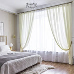 Chambre lumineuse avec rideaux élégants offrant une touche de sophistication. La grande fenêtre laisse entrer la lumière naturelle, révélant une décoration intérieure moderne. L'ensemble procure une atmosphère paisible et accueillante, idéale pour une chambre à coucher contemporaine. Le tapis doux ajoute une dimension de confort, tandis que le luminaire chic complète l'harmonie de l'espace.