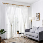 Rideaux blancs translucides élégants pour salon moderne, apportant lumière et style à votre intérieur. Créent une ambiance lumineuse et accueillante, idéals pour embellir votre espace de vie. Se marient parfaitement avec le mobilier contemporain et les éléments de décoration minimalistes.