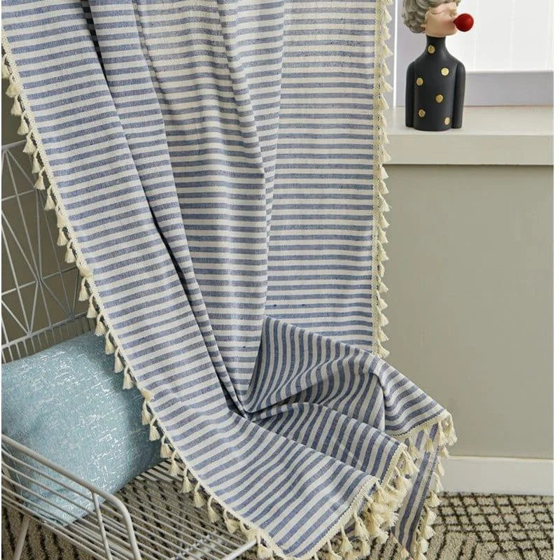 Plaid décoratif à rayures bleues et blanches avec franges, idéal pour rehausser votre intérieur avec une touche élégante et moderne. Parfait pour agrémenter votre canapé ou fauteuil et apporter une atmosphère chaleureuse à votre espace de vie.