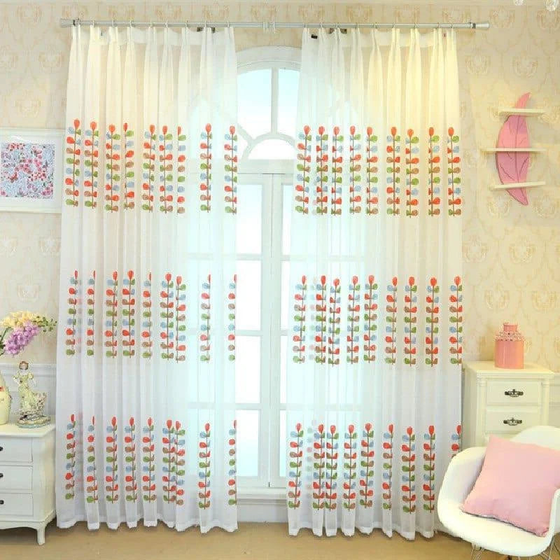 Rideaux élégants pour salon, motifs colorés floraux, décoration lumineuse, style moderne, habillage de fenêtre, ambiance chaleureuse, intérieur raffiné.