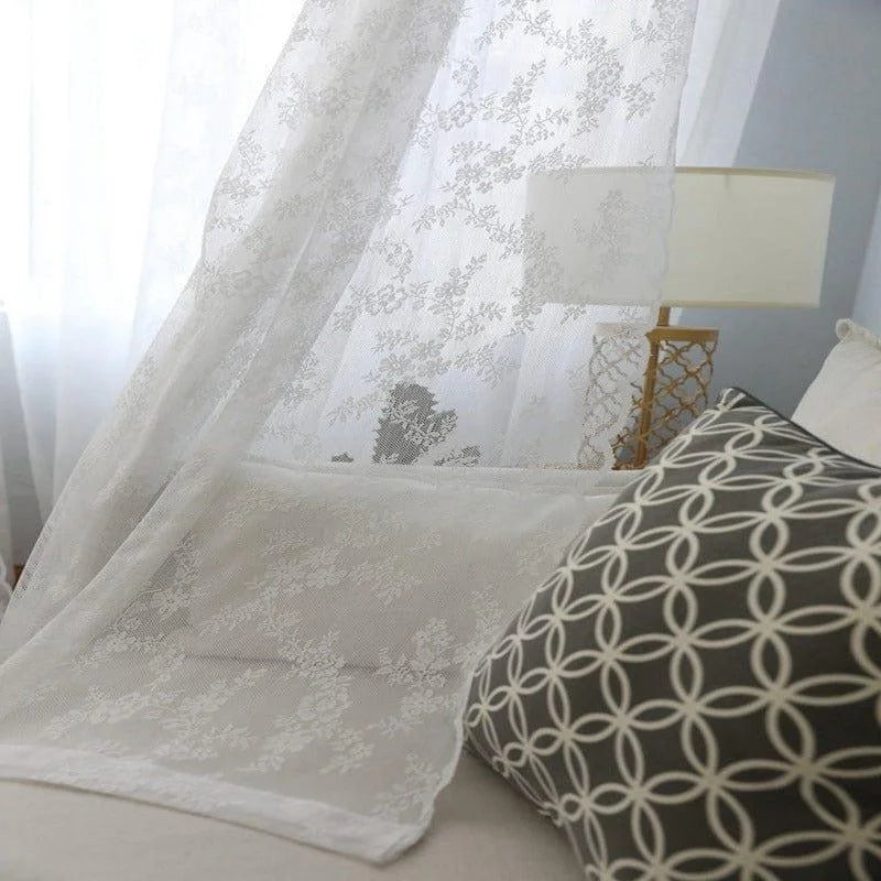 Rideau translucide élégant avec motifs floraux pour décoration intérieure. Ce voilage apporte une touche de légèreté et de raffinement à votre salon ou chambre à coucher. Idéal pour filtrer la lumière tout en préservant l’intimité. Parfait pour compléter un design moderne et sophistiqué.