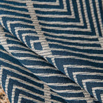 Tissu décoratif à motifs géométriques bleus et blancs, idéal pour la création de rideaux ou de coussins modernes. Design élégant et contemporain, parfait pour une ambiance sophistiquée et tendance.