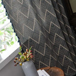 Rideau à motif géométrique élégant, idéal pour décorer le salon ou la chambre. Ce design moderne ajoute une touche d'élégance à l'intérieur. Luminosité naturelle filtrée à travers ce rideau stylé, parfait pour un renouvellement de décoration intérieure. Accessoire décoratif pour fenêtre avec détails raffinés, offrant une ambiance chaleureuse et contemporaine à votre espace.