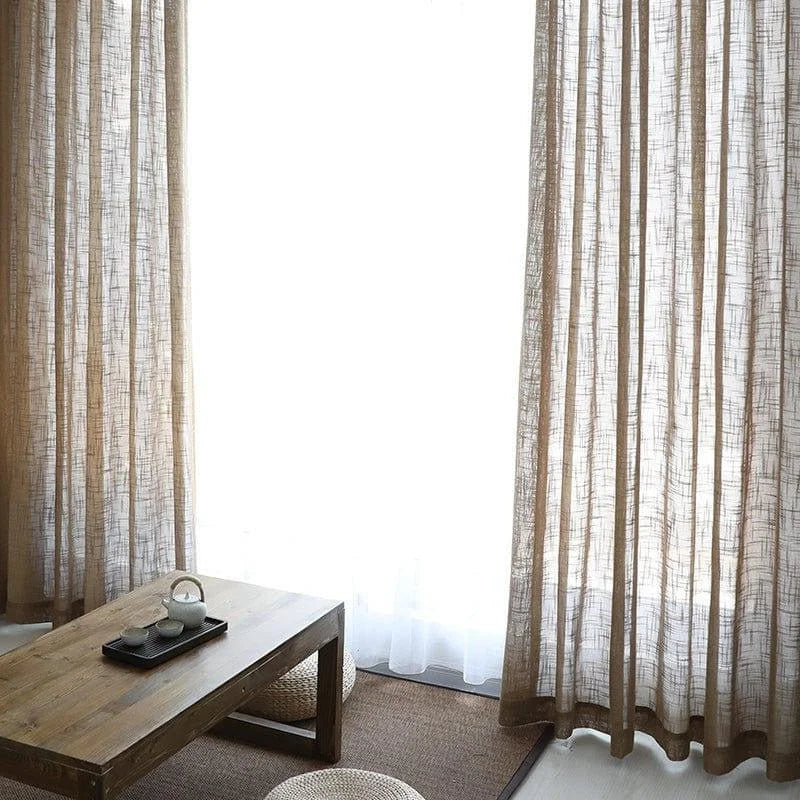 Rideaux élégants de couleur neutre apportant une ambiance chaleureuse à votre salon. Parfaits pour filtrer délicatement la lumière, ces rideaux ajoutent une touche de sophistication à votre intérieur tout en préservant votre intimité. Idéals pour créer un espace accueillant et moderne.