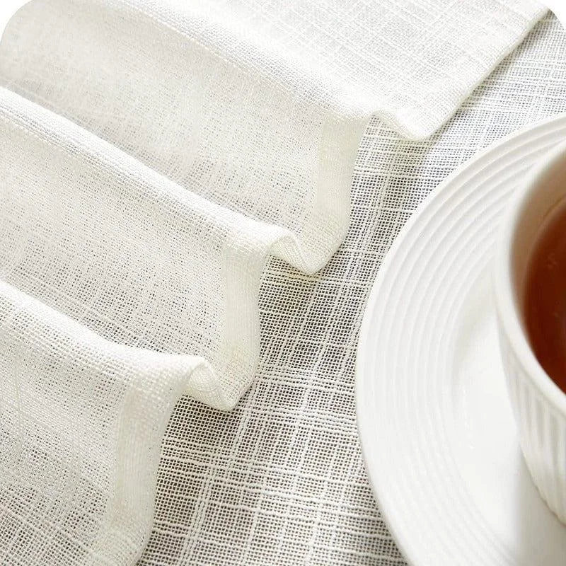 Tissu blanc élégant pour la décoration intérieure, idéal pour ajouter une touche raffinée à votre salon ou salle à manger, en harmonie avec un service de thé chic.