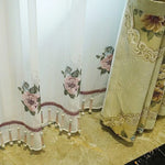 Rideaux élégants avec motifs floraux, parfaits pour ajouter une touche de sophistication à votre salon. Décoration raffinée avec détails perlés et broderies délicates, idéale pour créer une ambiance chaleureuse et accueillante dans votre intérieur.