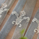 Voilage décoratif avec motifs floraux élégants et détaillés, idéal pour ajouter une touche raffinée à votre intérieur. Convient parfaitement aux salons, chambres ou espaces de vie, apportant une ambiance lumineuse et aérée. Design sophistiqué qui rehausse tout type de décoration intérieure.