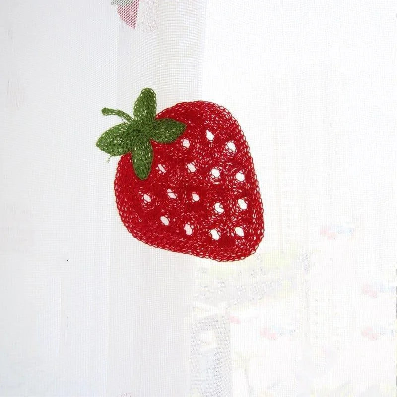 Rideau original avec motif de fraise rouge et verte pour une décoration intérieure joyeuse et colorée. Accessoire parfait pour ajouter une touche de fraîcheur et de nature à votre espace, idéal pour une chambre d'enfant ou une cuisine. Créez une ambiance accueillante et vive avec ce design fruité éclatant.