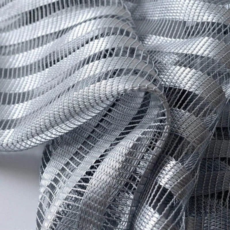 Élégant tissu argenté à rayures brillantes, idéal pour la décoration intérieure ou la confection de vêtements modernes. Effet de texture captivant avec un design à la fois classique et contemporain. améliorant instantanément l'apparence esthétique de vos projets.