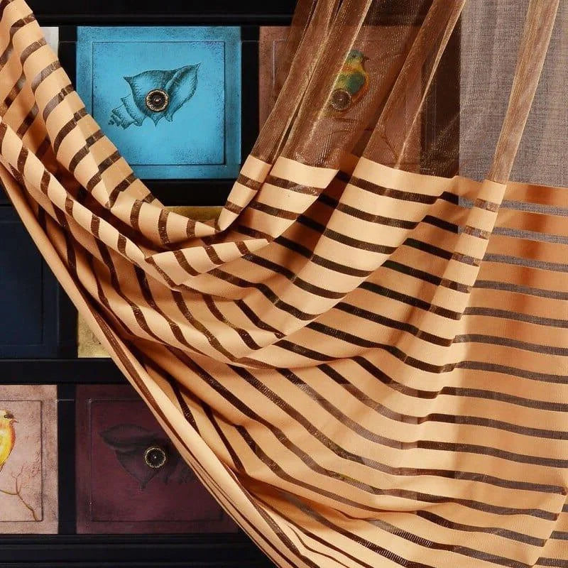 Rideau rayé élégant aux tons chauds, parfait pour ajouter une touche moderne et sophistiquée à votre intérieur. Idéal pour habiller fenêtres et portes avec style, tout en apportant une atmosphère confortable et accueillante dans votre espace de vie. Produit décoratif essentiel pour un intérieur contemporain.
