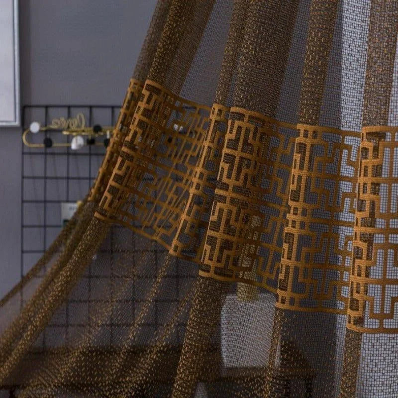 Rideau moderne avec motifs géométriques dorés, idéal pour un salon élégant. Parfait pour ajouter une touche de sophistication et de style à votre intérieur. Accessoire décoratif essentiel pour rehausser l'esthétique de votre pièce tout en filtrant la lumière naturelle.