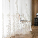 Rideau de style élégant avec motifs floraux délicats sur fond blanc, parfait pour apporter une touche raffinée à votre intérieur. Idéal pour salons modernes ou chambres douces, ce rideau assure une ambiance lumineuse et apaisante. Explorez un design chic qui améliore l'esthétique de n'importe quelle pièce de la maison.