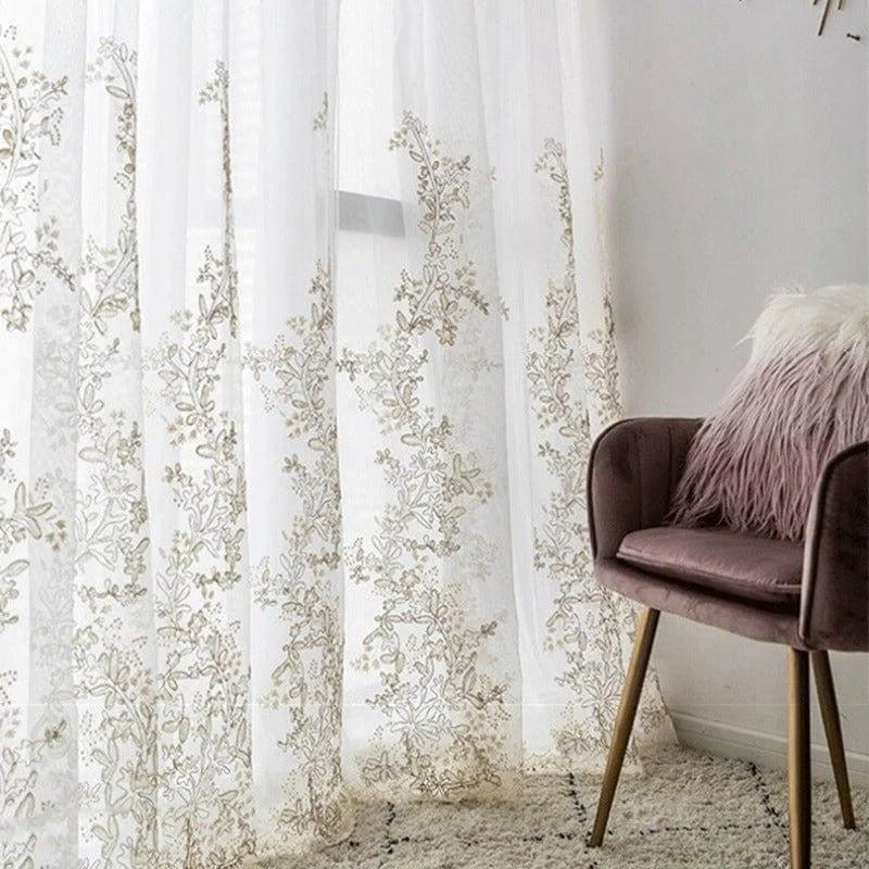 Rideaux élégants avec motifs floraux délicats, parfaits pour ajouter une touche de charme à votre salon. Leur transparence laisse filtrer la lumière naturelle tout en préservant l'intimité. Idéal pour une décoration intérieure raffinée et lumineuse. Ajoute une ambiance chaleureuse et accueillante à votre espace de vie.