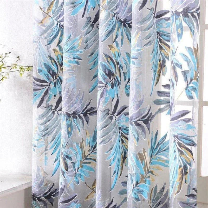 Rideau décoratif à motifs exotiques, idéal pour ajouter une touche tropicale à votre intérieur. Ce rideau coloré, avec des nuances de bleu et de gris, permet d'apporter élégance et lumière à votre salon, chambre ou bureau. Parfait pour les amateurs de décoration moderne et de style nature. Transformez votre espace en un havre de paix grâce à ce rideau tendance.
