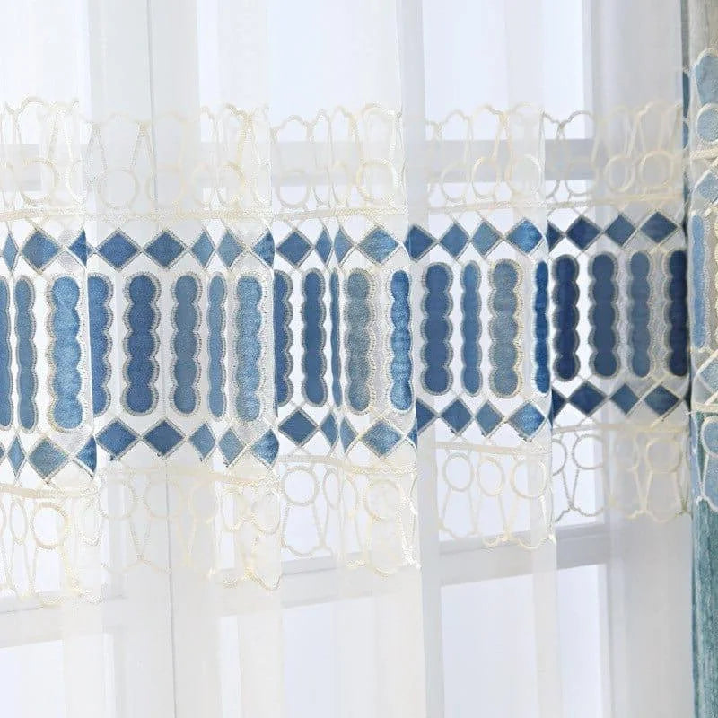 Rideau décoratif avec motifs brodés bleus et blancs, idéal pour habiller élégamment les fenêtres et apporter une touche design à votre intérieur. Parfait pour les salons, chambres ou espaces de détente, ce rideau ajoute une ambiance raffinée et moderne à votre décoration.