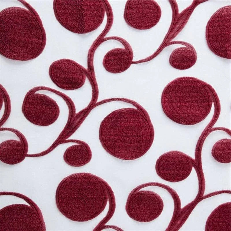 Motif circulaire rouge sur fond blanc, idéal pour ajouter une touche d'élégance à votre décoration intérieure. Parfait pour une utilisation créative dans la confection de textiles d'intérieur modernes et stylés. Ce design contemporain se marie facilement avec divers styles de décoration, offrant une esthétique visuelle attrayante et sophistiquée.
