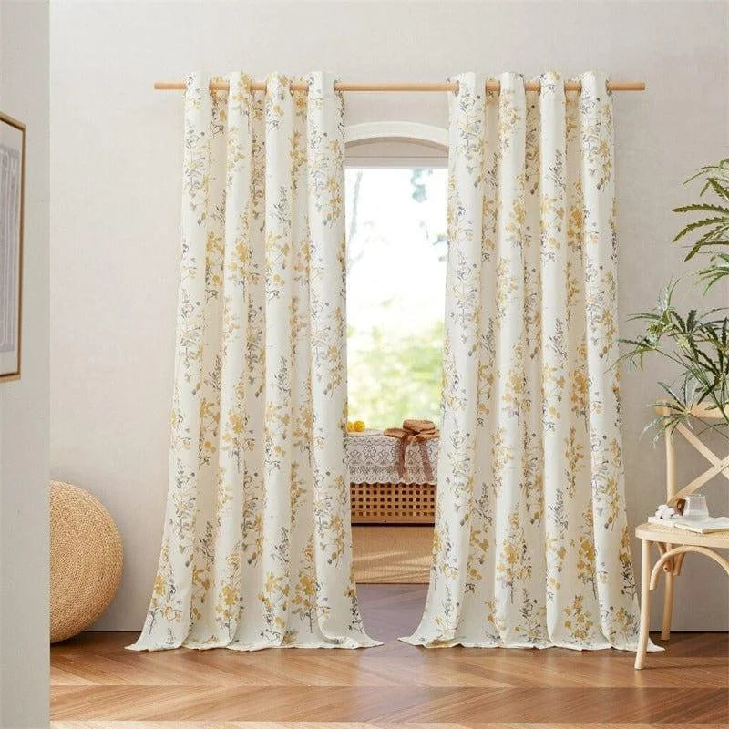 Rideaux décoratifs à motif floral jaune, parfaits pour ajouter une touche d'élégance et de fraîcheur à votre salon ou chambre. Cette paire de rideaux est idéale pour illuminer et personnaliser votre intérieur tout en garantissant une ambiance apaisante. Accessoire tendance pour une décoration raffinée et naturelle.