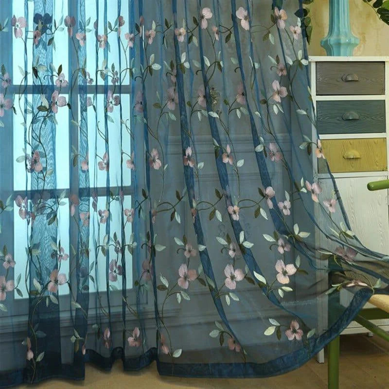 Rideau décoratif floral pour salon, design élégant avec motifs de fleurs roses et vertes, parfait pour ajouter une touche de sophistication et de couleur à votre intérieur. Ce rideau est idéal pour créer une ambiance chaleureuse et accueillante dans n'importe quelle pièce de la maison. Accessoire de décoration tendance pour un intérieur stylé.