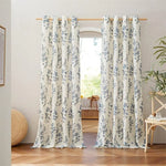 Rideau élégant à motif floral bleu, ajoutant une touche de charme classique à tout intérieur. Parfait pour embellir le salon ou la chambre avec sa combinaison harmonieuse de couleurs et de motifs. Ce rideau offre une ambiance lumineuse et accueillante, idéal pour ceux qui recherchent une décoration raffinée et intemporelle.