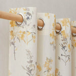 Rideau moderne à imprimé floral jaune et gris pour un décor intérieur élégant. Ce rideau à œillets facilite l'installation sur tringle et s'intègre parfaitement dans un salon, une chambre ou un bureau. Style raffiné pour habiller vos fenêtres et filtrer la lumière chaleureusement.