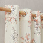 Rideau avec motif floral pastel, parfait pour ajouter une touche d'élégance et de douceur à votre intérieur. Conçu avec des œillets métalliques pour une installation facile, il embellit chaque pièce avec son design délicat et ses couleurs harmonieuses. Idéal pour le salon, la chambre ou la salle à manger, ce rideau polyvalent s'harmonise avec tous les styles de décoration.