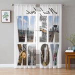 Rideau imprimé New York pour décoration intérieure, parfait pour ajouter une touche urbaine à votre salon ou chambre. Profitez des emblèmes iconiques de la ville tout en embellissant votre espace de vie. Idéal pour les amateurs d'art urbain et d'ambiances modernes. Ajustable pour différents types de fenêtres, facile à installer.