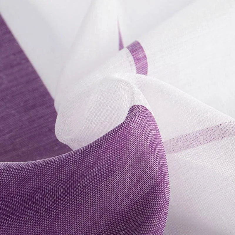 Gros plan sur un tissu élégant de couleur violette et blanche, idéal pour la décoration intérieure. Ce textile présente une texture raffinée et un design moderne, parfait pour ajouter une touche de sophistication à votre maison. Accessoire de choix pour rideaux ou coussins, il apporte une ambiance chaleureuse à tout espace de vie.