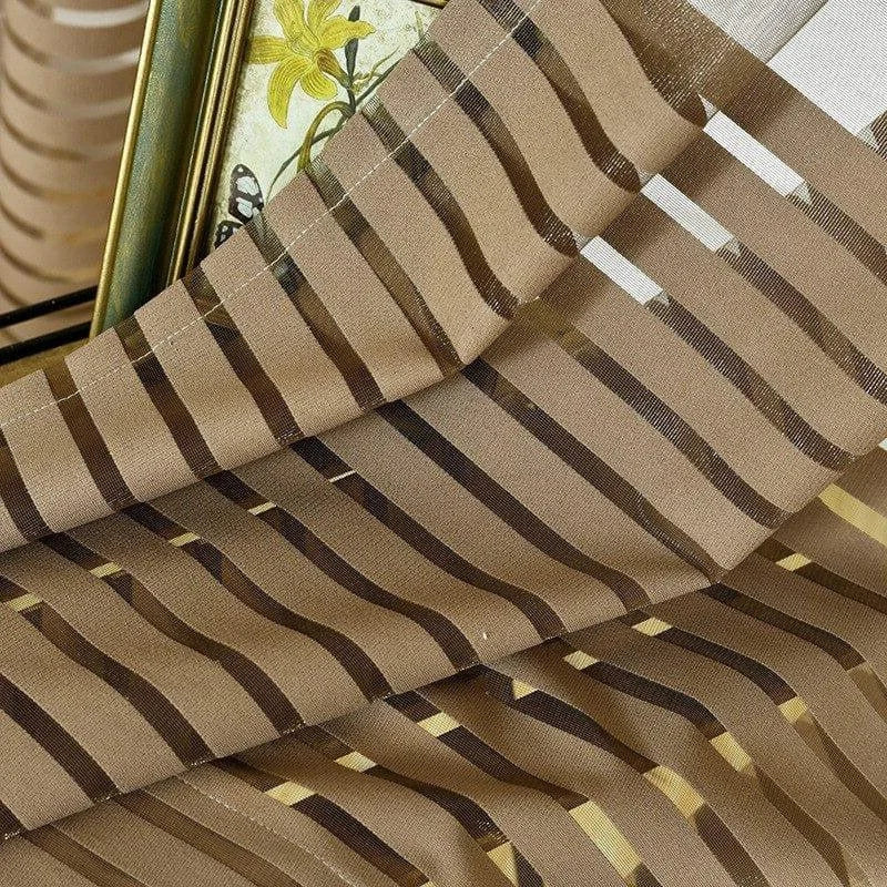 Rideau beige à rayures marron, design moderne pour décoration intérieure élégante. Accessoire de maison tendance, idéal pour filtrer la lumière dans le salon ou la chambre. Accent décoratif chic pour un style contemporain et chaleureux.